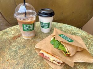 Kaffe to go og panini