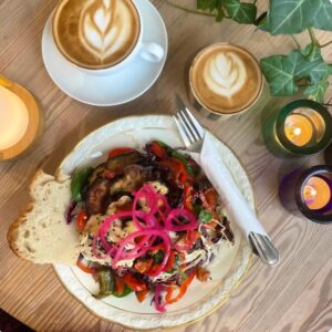 Tallerken med salat og kaffe