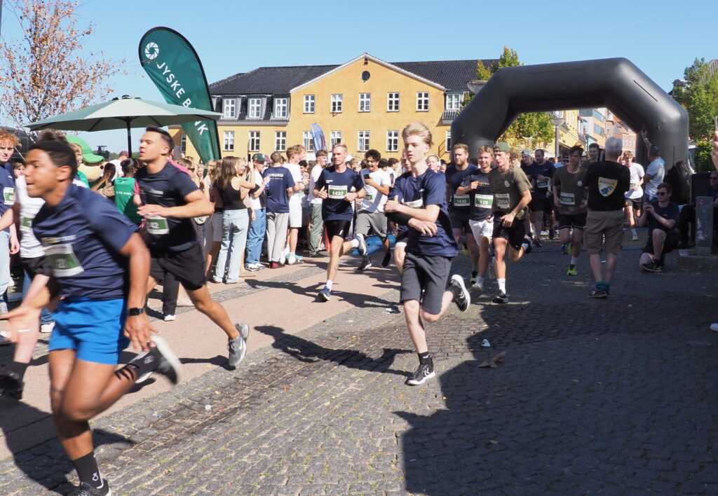 Unge studerende, der løber studiestartløb