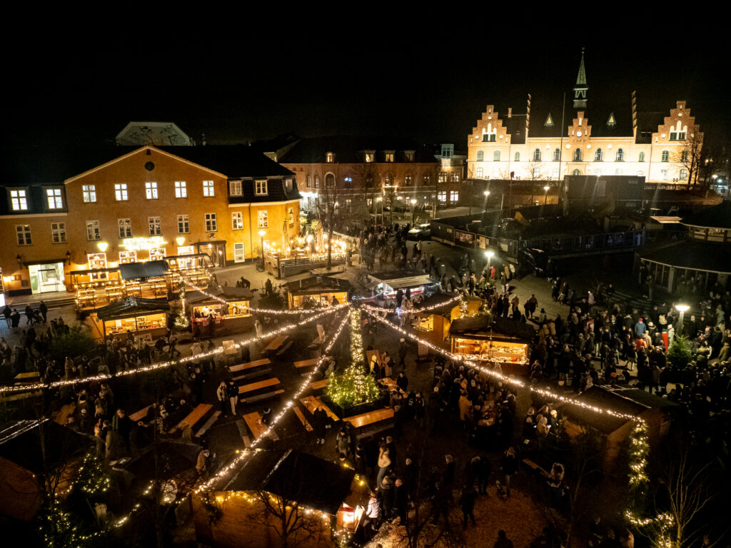 Julemarkedet på torvet med julehytter og det gamle rådhus