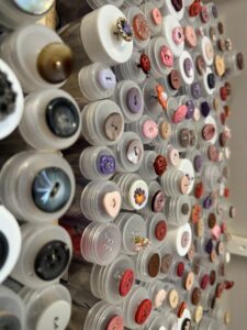 Masser af knapper i Barok Strik