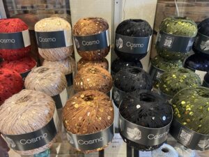 Farverigt garn i Barok Strik