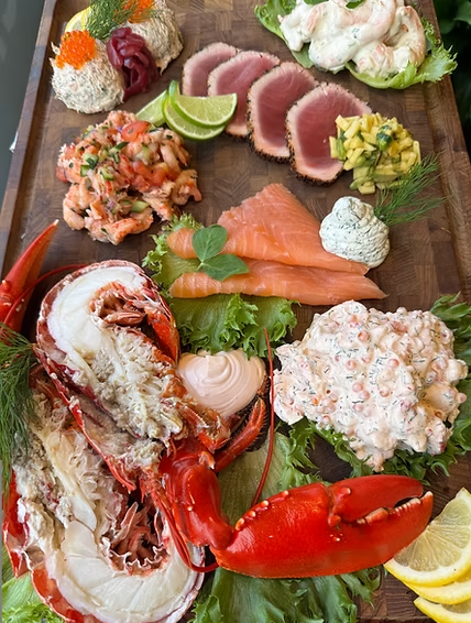 Hummer, tun, laks, skaldyrssalat