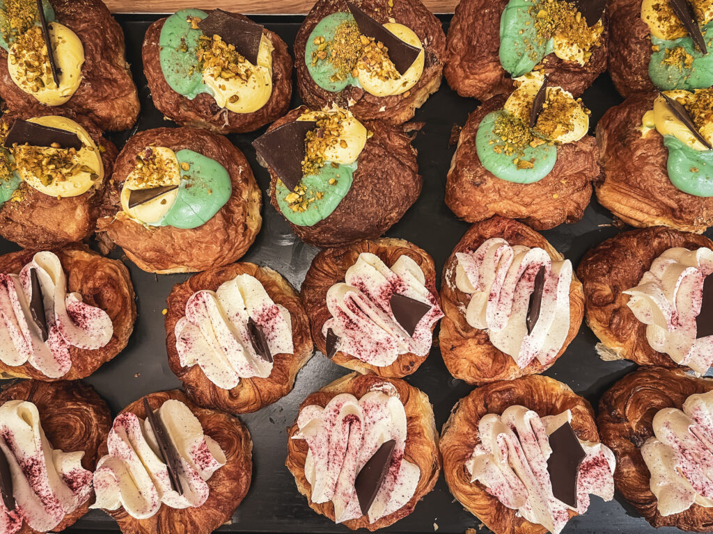 Øverst: Pistacie og hasselnød. Nederst: Solbær og mascarpone