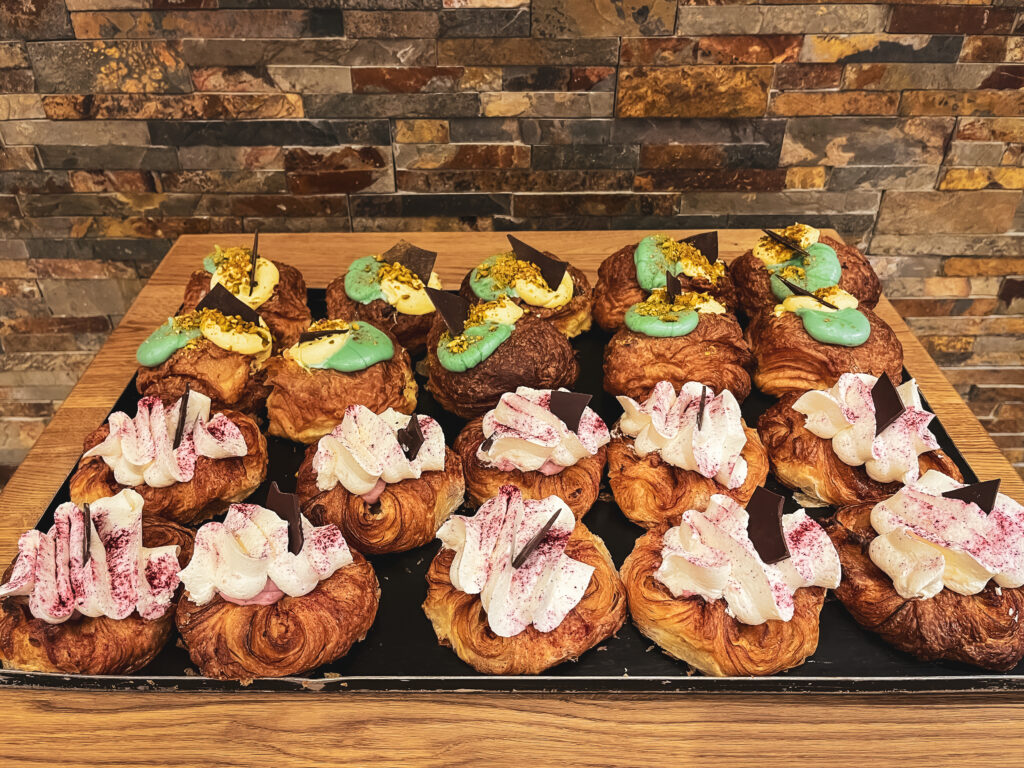 Bagerst: Pistacie og hasselnød. Forrest: Solbær og mascarpone